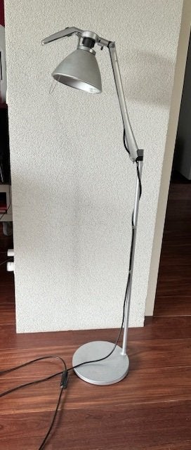 Luceplan Fortebraccio Vloerlamp, Ophalen, Kunststof, E27 (groot), Zo goed als nieuw
