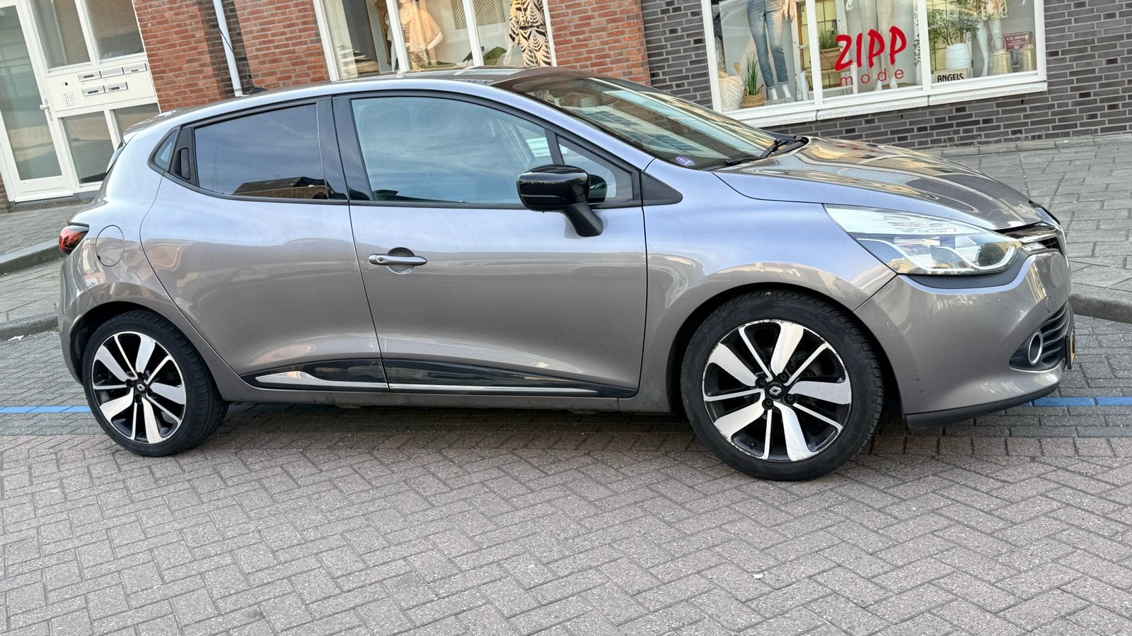 Renault Clio 0.9 TCE 90 5D ECO 2013 Grijs, Auto's, Voorwielaandrijving, 898 cc, Stof, 40 €/maand