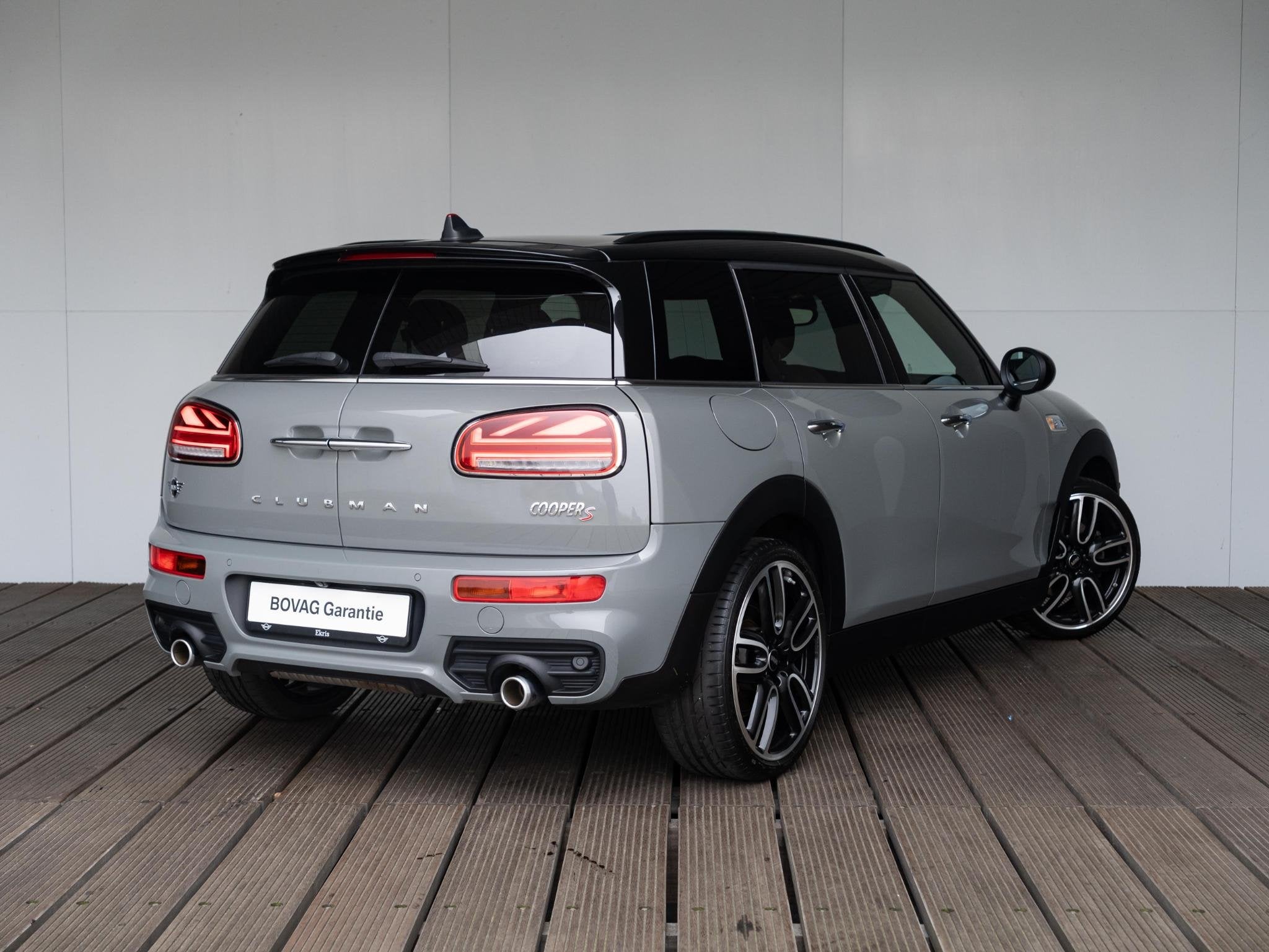 MINI Clubman Cooper S Aut. JCW Trim + Serious Business + Ele, Auto's, Mini, Gebruikt, Origineel Nederlands, Zilver of Grijs, 17 km/l
