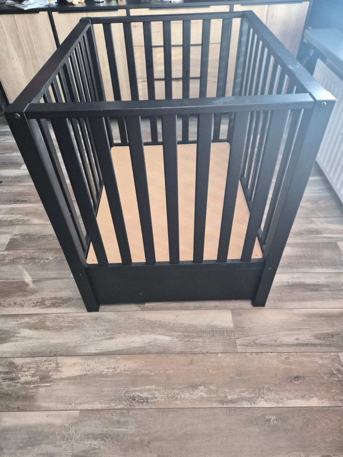 Zwarte houten box met lade en verstelbare bodem, Kinderen en Baby's, Ophalen, Gebruikt, Vierkant, In hoogte verstelbaar