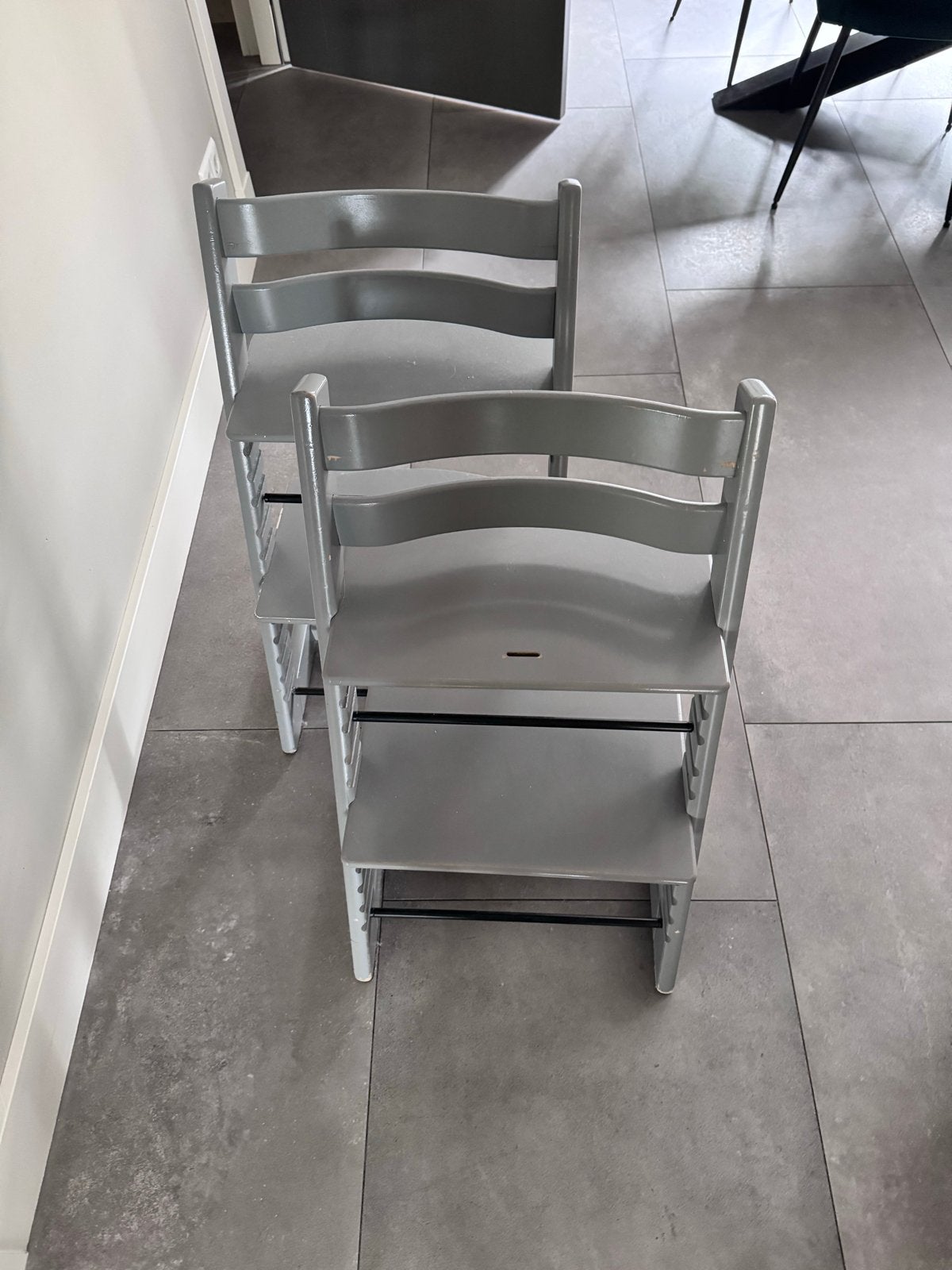 2 nette grijze triptrap stoelen - Gebruikt, Ophalen, Gebruikt, Meegroeistoel