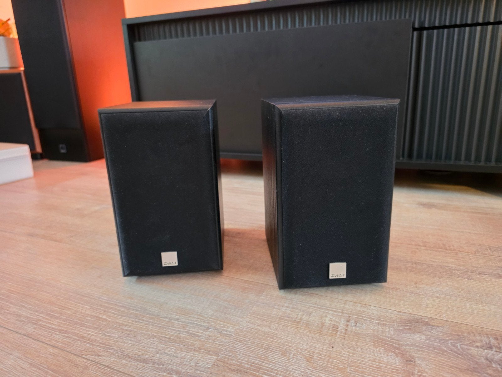Dali Spektor 1 Boekenplank Speakers - Zo goed als nieuw, Ophalen of Verzenden, Zo goed als nieuw, 60 tot 120 watt, Geschikt voor surround/home cinema
