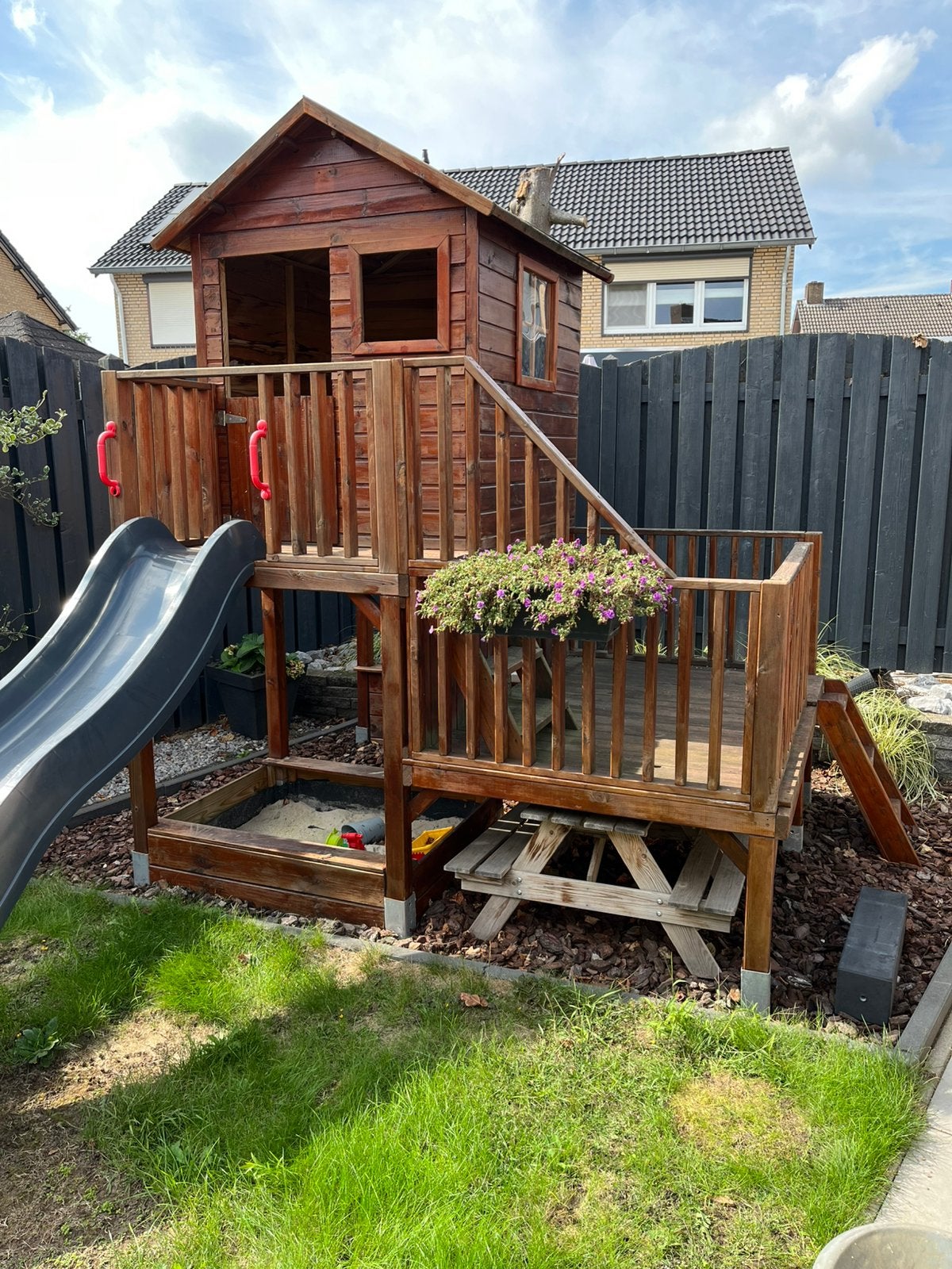 Groot houten speelhuis - met glijbaan, balkon en zandbak, Ophalen, Zo goed als nieuw, Hout