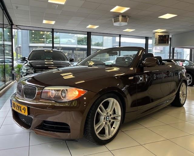BMW 1-serie Cabrio 135i/M-pakket/306 PK/Dealer onderhouden/N, Auto's, BMW, Achterwielaandrijving, Gebruikt, Zwart, 1700 kg