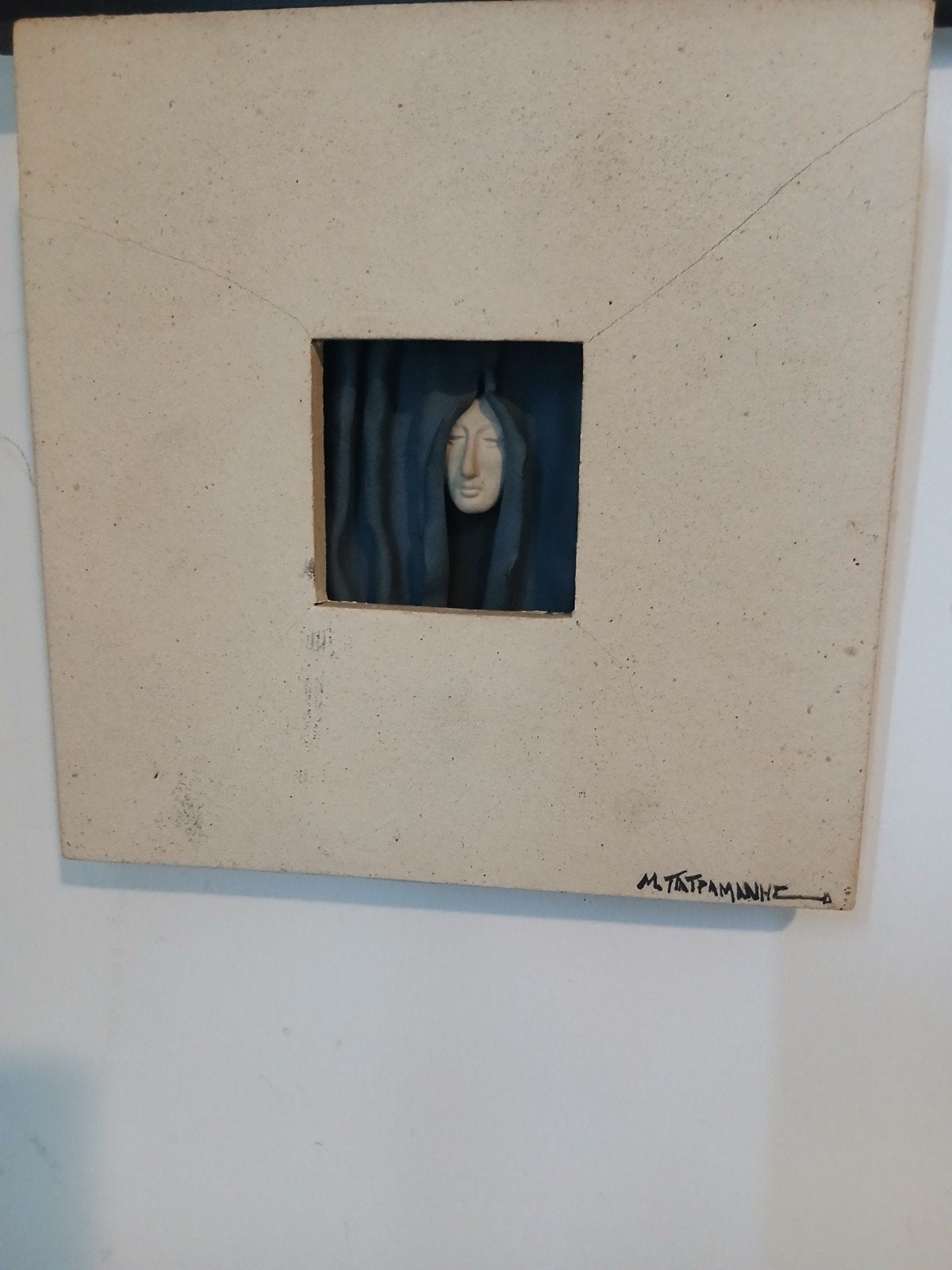 Wanddecoratie met gezicht - gesigneerd, Ophalen of Verzenden, Wanddecoratie, Steen of Keramiek, Modern