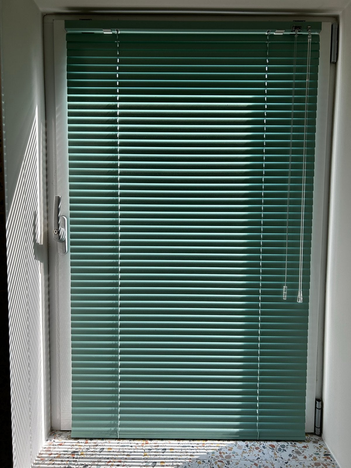 Nieuwe 2 x aluminium jaloezie zachtgroen 74x135,5 cm, Ophalen of Verzenden, Nieuw, Groen, Jaloezie