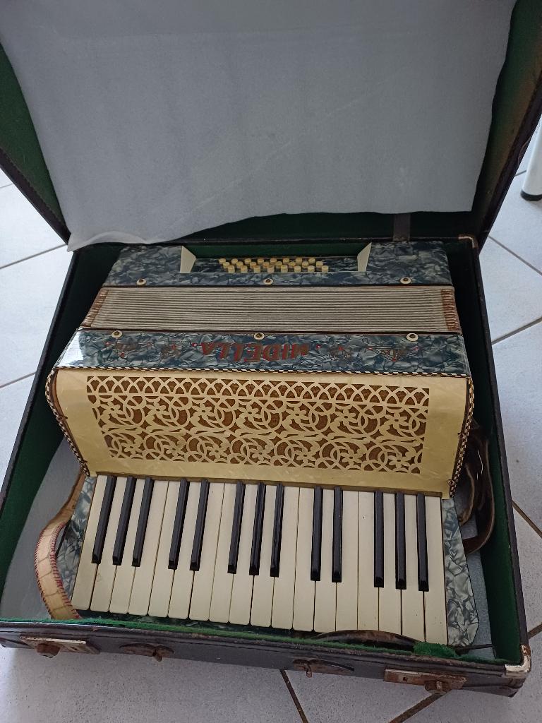 Midella accordeon, Muziek en Instrumenten, Accordeons, Gebruikt, Overige formaten, Toetsaccordeon, Met koffer