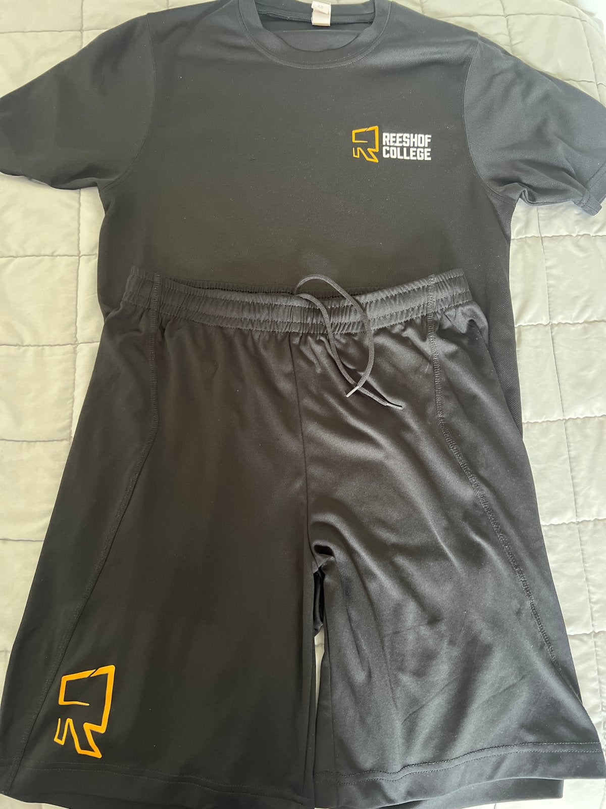 Reeshof College Sportset: T-shirt en Korte Broek, Zwart, Overige maten, Ophalen of Verzenden, Zo goed als nieuw