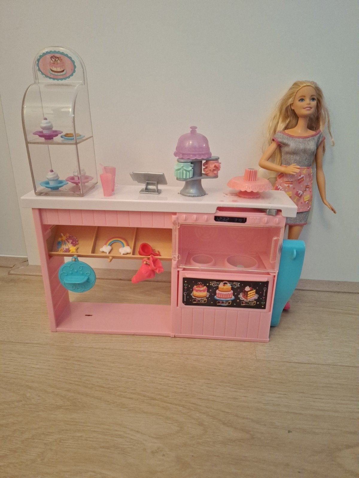 Barbie Bakkerij Speelset met Pop en Accessoires, Ophalen of Verzenden, Zo goed als nieuw, Barbie