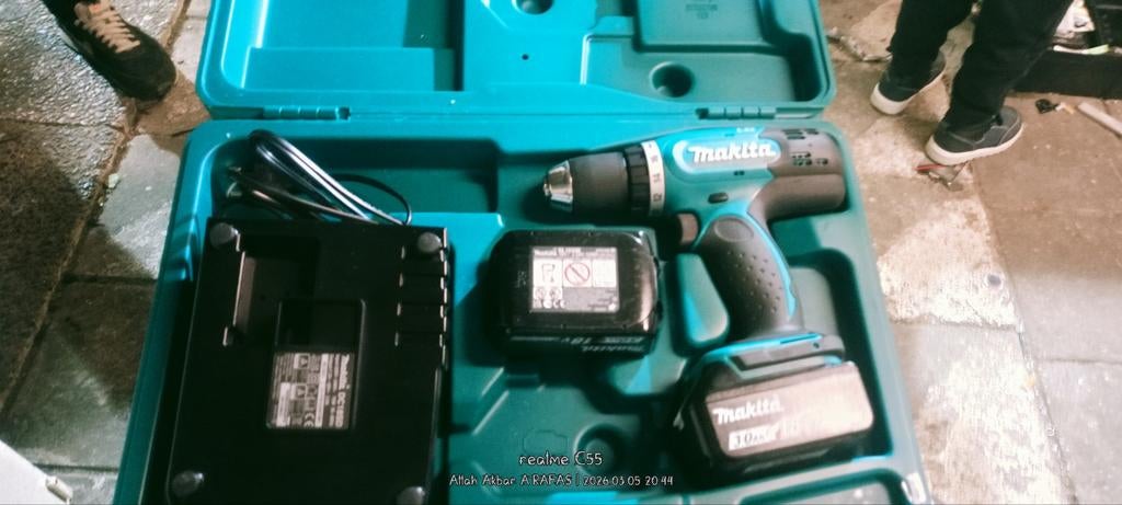 Makita Schroefmachine met 2 Accu's en Lader, Gebruikt, Variabele snelheid, Ophalen of Verzenden, Boor- en Schroefmachine