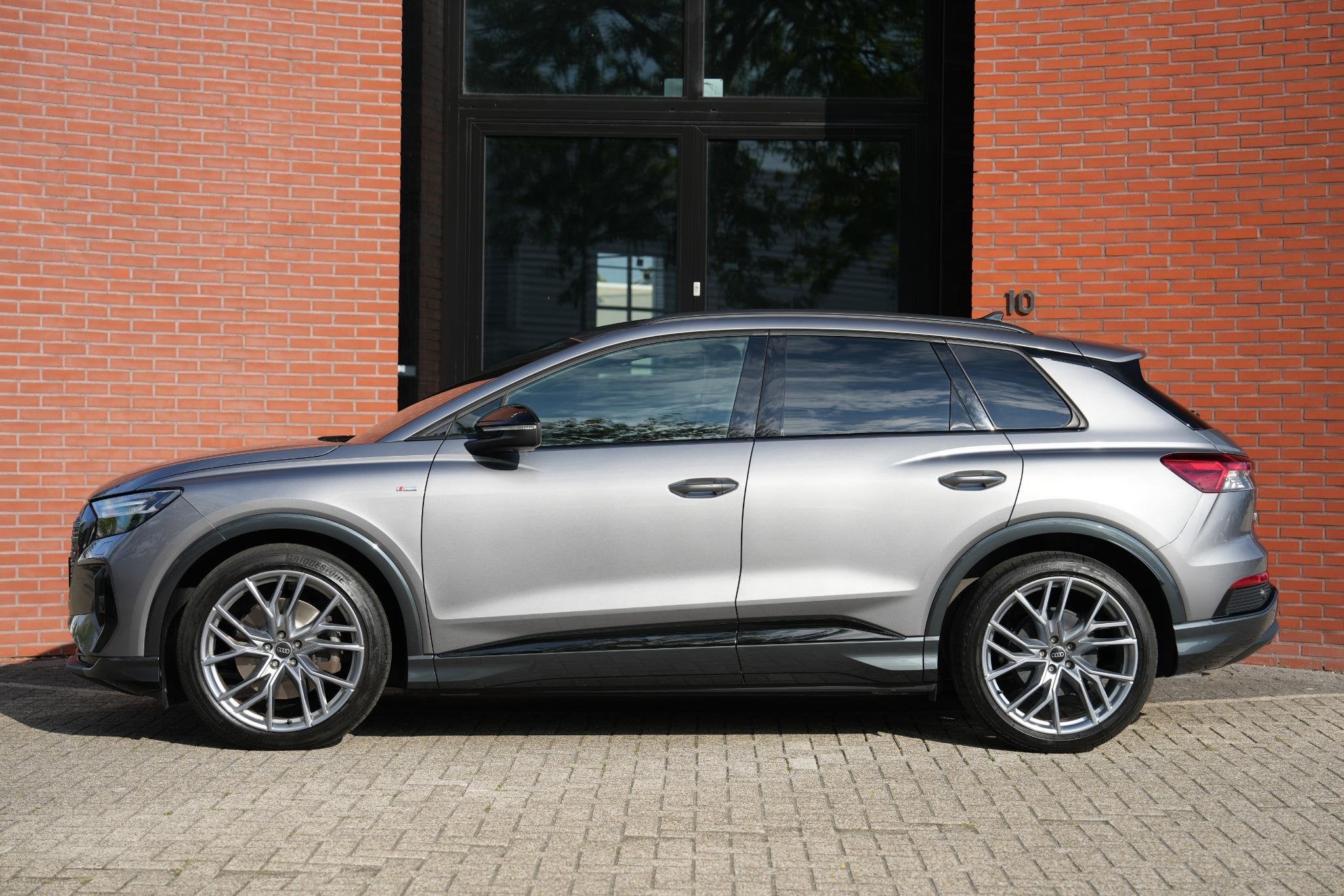 Audi Q4 e-tron 45 quattro S edition 77 kWh 265pk S-Line Sono, Auto's, Automaat, Gebruikt, 2135 kg, Leder