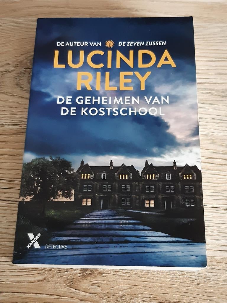 Lucinda Riley - De geheimen van de kostschool, Ophalen of Verzenden, Zo goed als nieuw, Lucinda Riley