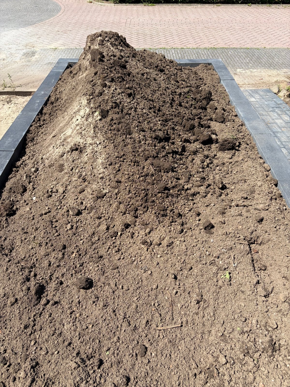 Zwart zand, ongeveer halve kuub, af te halen in Ruurlo, Ophalen, Gebruikt, Ophoogzand
