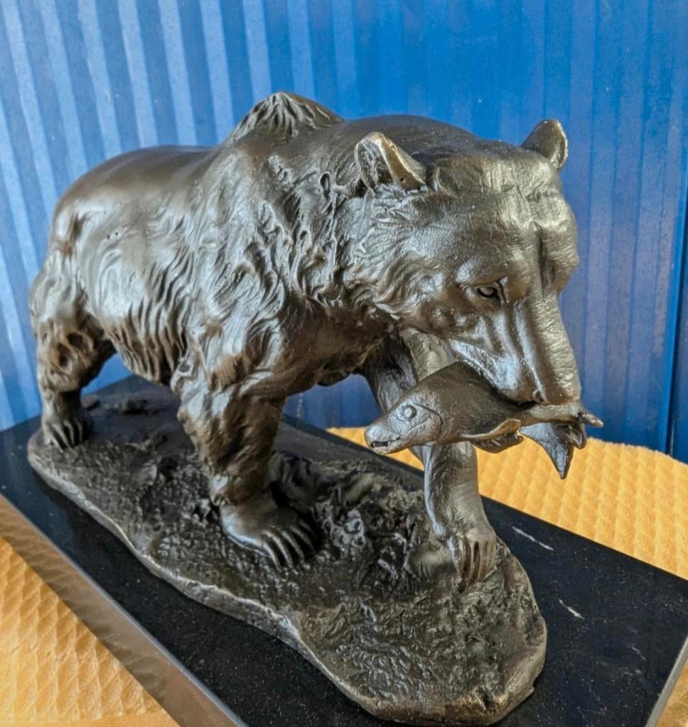Bronzen Beer met Vis Beeld - Gesigneerd Milo, Ophalen of Verzenden