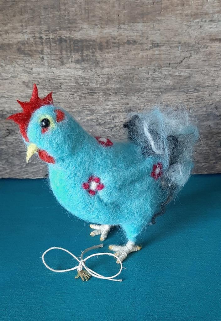 Genaaldvilte kip kleurrijke wol naaldvilten handgemaakt, Antiek en Kunst, Curiosa en Brocante, Ophalen of Verzenden