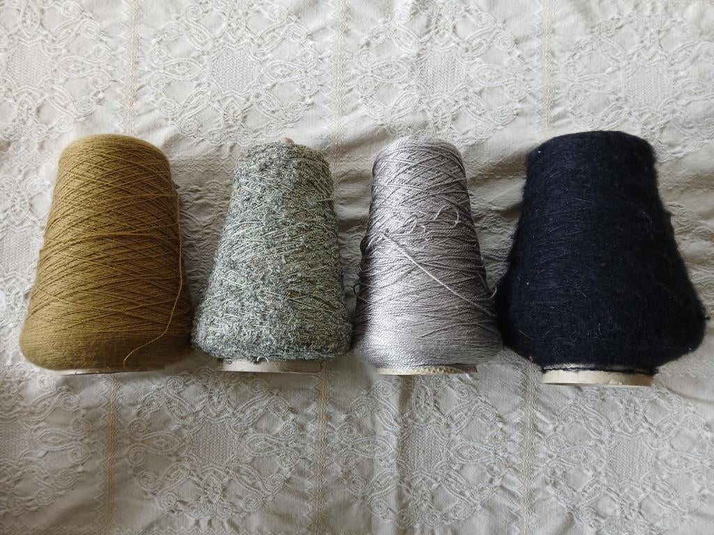 4 klossen garen/wol in verschillende materialen, Gebruikt, Breien of Haken, Onbekend, Ophalen of Verzenden
