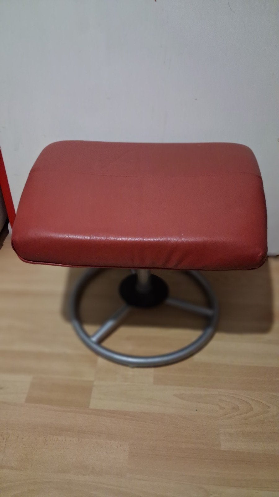 Rood voetenbankje met metalen onderstel, Minder dan 50 cm, Gebruikt, 50 tot 75 cm, Ophalen of Verzenden