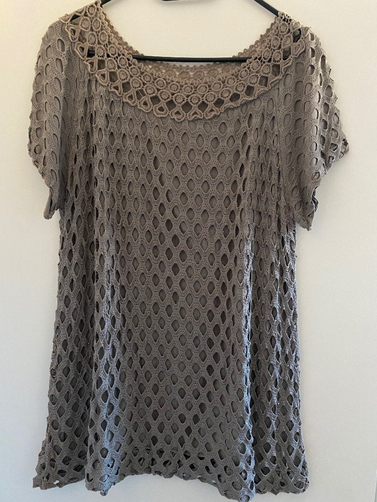 T-shirt taupe broderie gevoerd nw maat m, Maat 38/40 (M), Overige kleuren, Nieuw, Ophalen of Verzenden