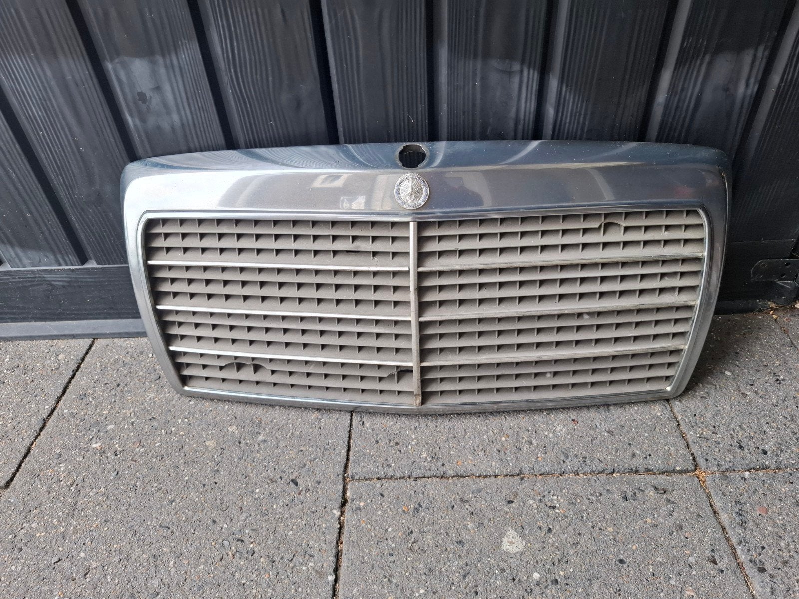 Mercedes-Benz Grille - w124, Auto-onderdelen, Carrosserie en Plaatwerk, Ophalen of Verzenden, Gebruikt, Voor, Mercedes-Benz