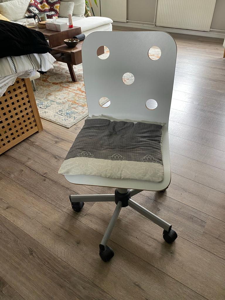 Witte bureaustoel met wielen en ronde gaten - IKEA Jules, Ophalen of Verzenden, Zo goed als nieuw, Wit, Bureaustoel