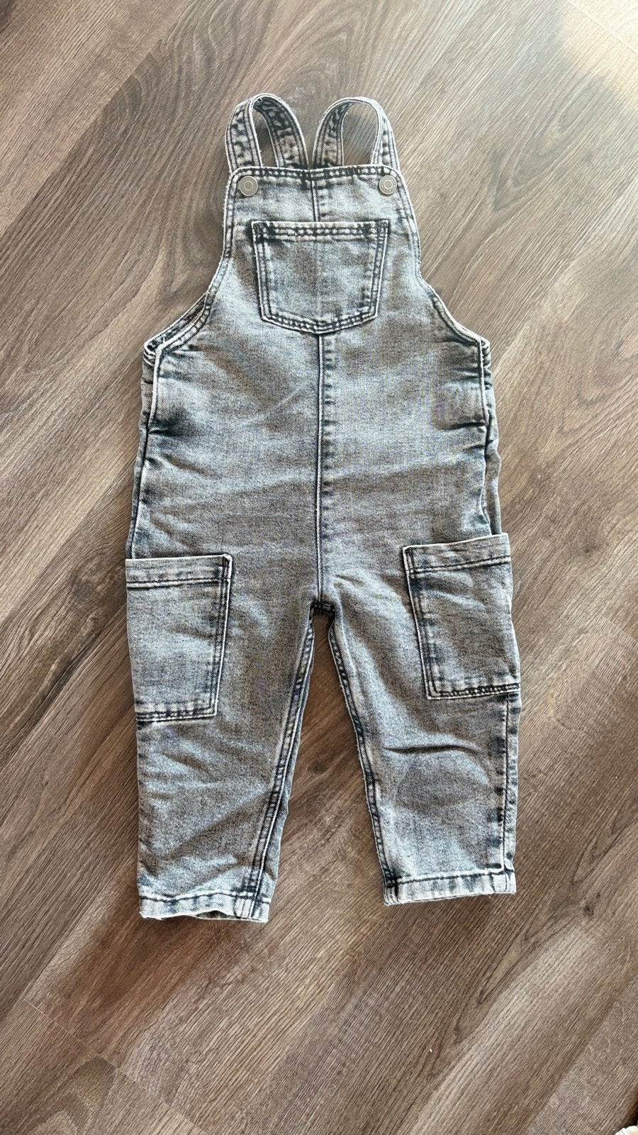 Stoere grijze spijker tuinbroek voor baby's, Ophalen of Verzenden, Gebruikt, Jongetje of Meisje
