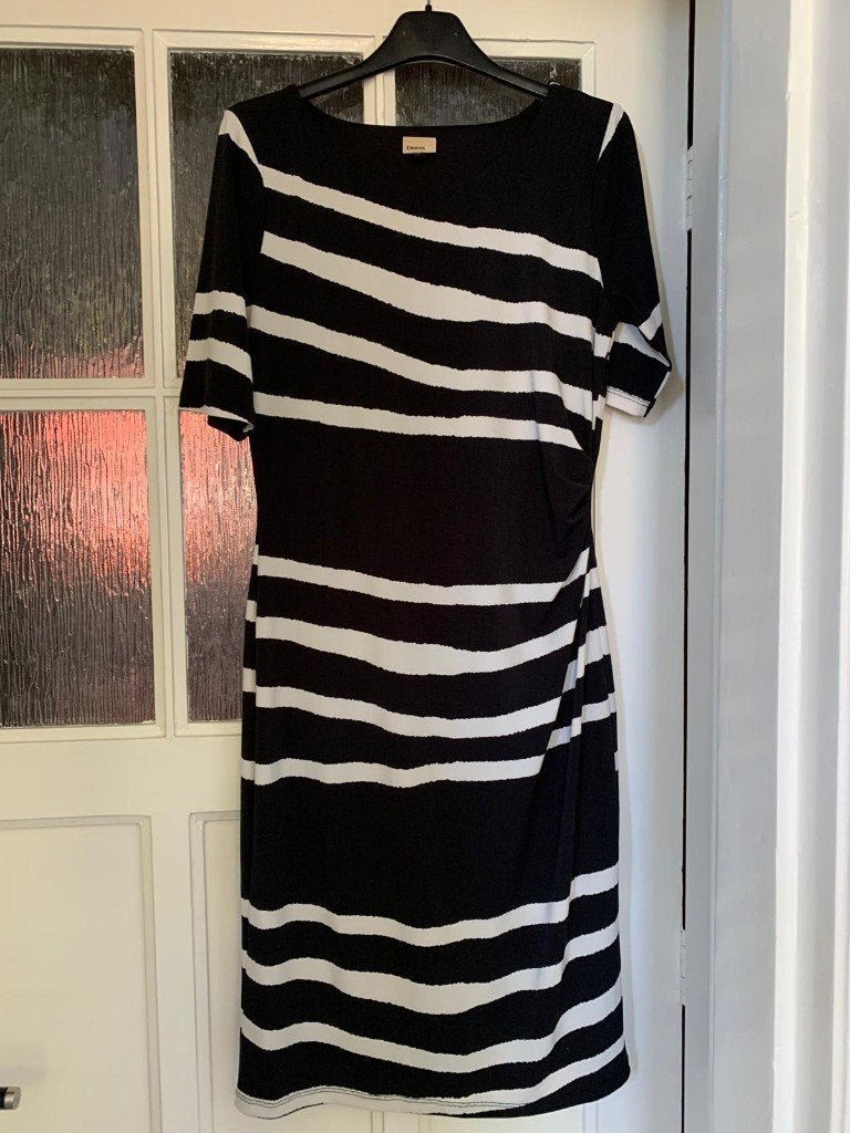 Jurkje Dressire zwart met offwhite streep mt S, Zwart, Ophalen of Verzenden, Zo goed als nieuw, Knielengte