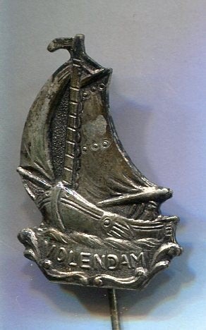 Volendam zilverkleurig zeilboot speldje ( U_377), Verzamelen, Speldjes, Pins en Buttons, Ophalen of Verzenden, Zo goed als nieuw