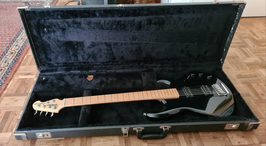 Music Man baritongitaar 6-string, Muziek en Instrumenten, Snaarinstrumenten | Gitaren | Bas, Ophalen, Zo goed als nieuw, Elektrisch