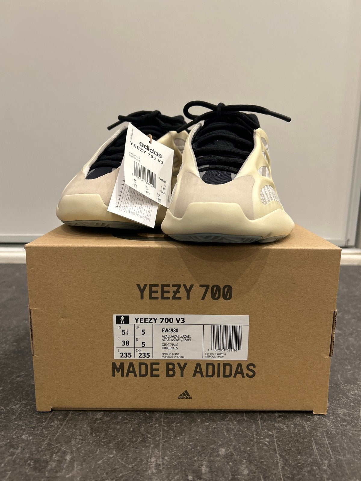 Originele Yeezy 700 V3 - Maat 38 - Nieuw, Beige, Nieuw, Ophalen of Verzenden, Sneakers of Gympen
