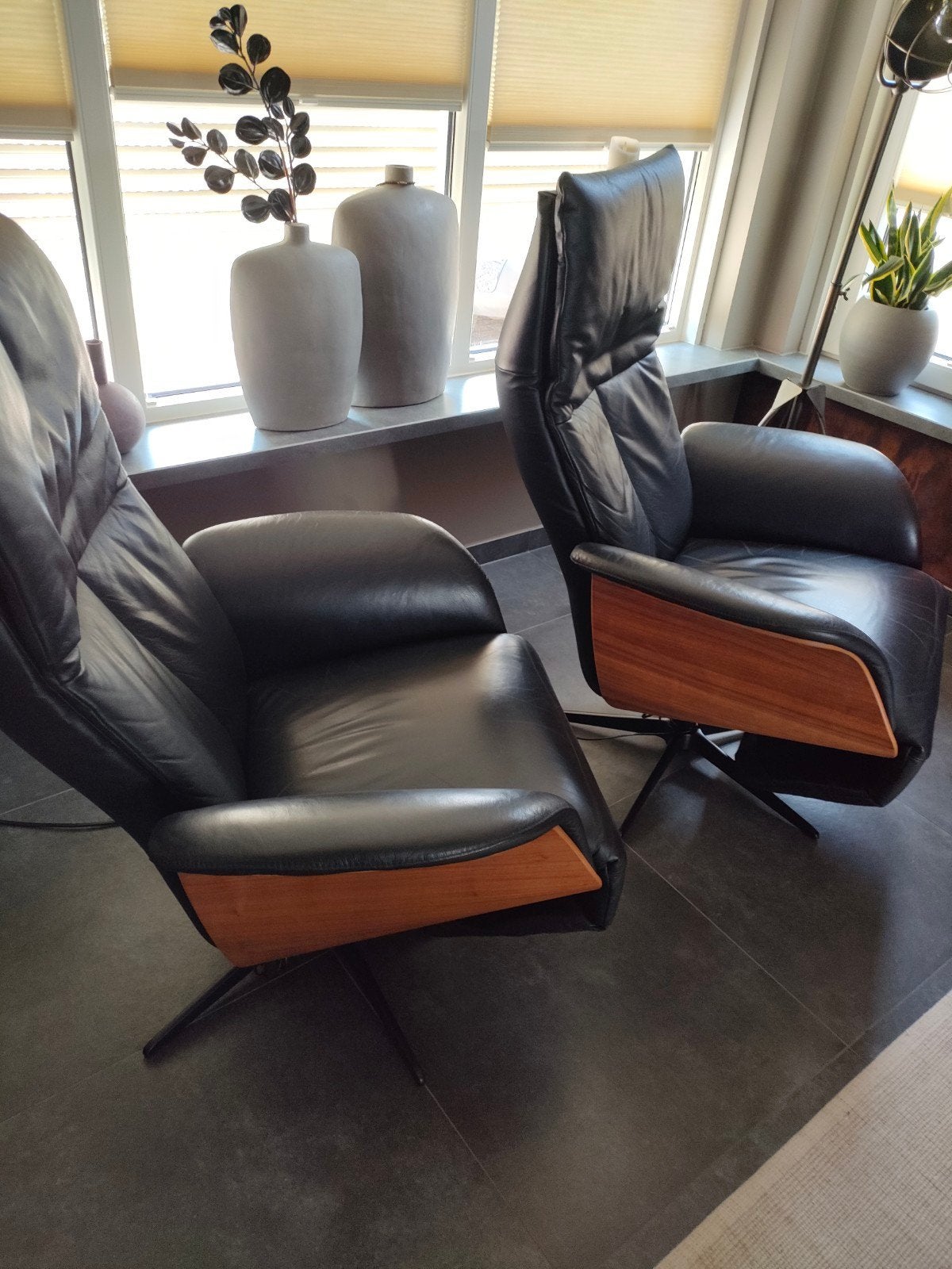 2 relax fauteuils elektrisch zwart leer en hout. Small/large, Huis en Inrichting, Fauteuils, Ophalen, Minder dan 75 cm, Zo goed als nieuw