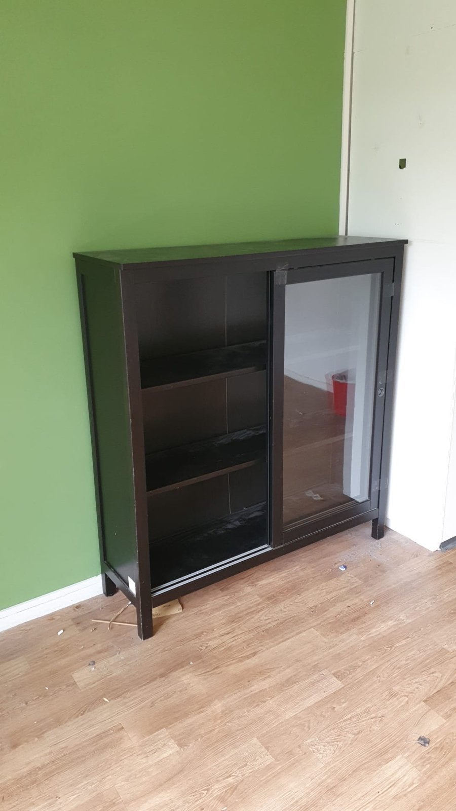 Zwarte kast met glazen schuifdeuren, Huis en Inrichting, 100 tot 150 cm, 100 tot 150 cm, Overige houtsoorten, Ophalen of Verzenden