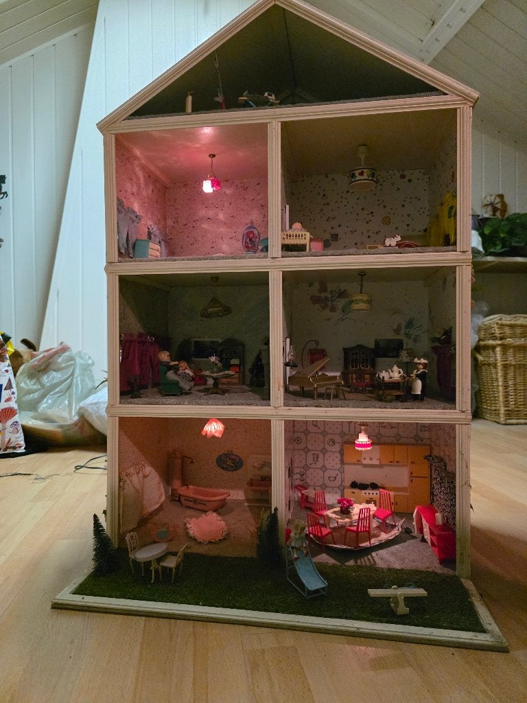 Groot Poppenhuis met verlichting, Kinderen en Baby's, Speelgoed | Poppenhuizen, Ophalen, Gebruikt, Poppenhuis