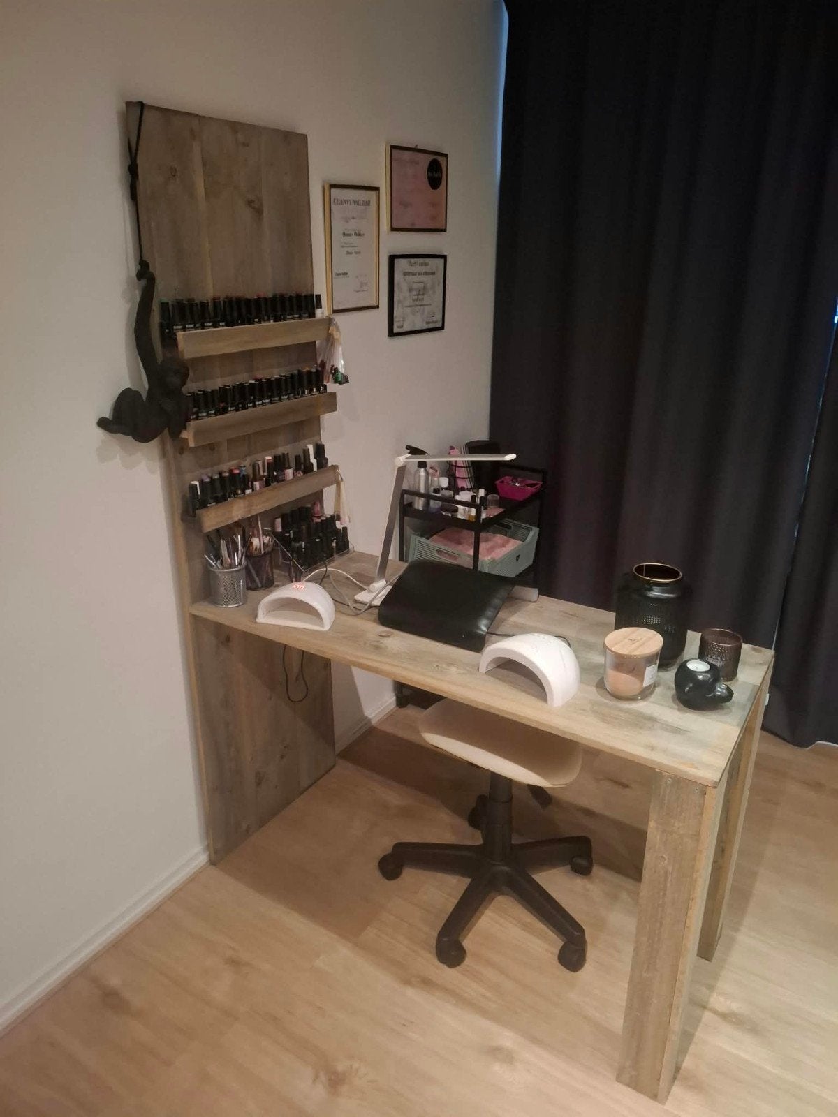 Zelfgemaakte nageltafel, Ophalen