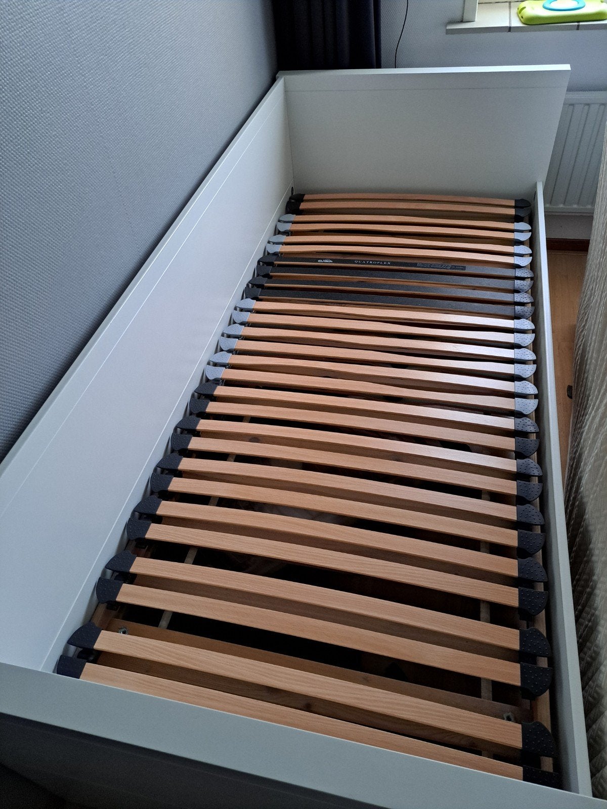 Wit bed met degelijk stevige lattenbodem, Ophalen, Gebruikt, 90 cm, Eenpersoons