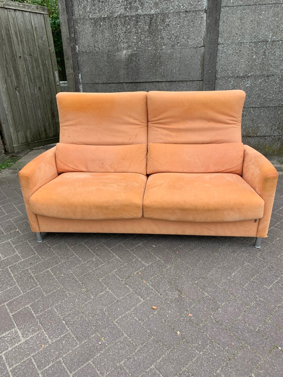 Suède beige/roze bank met verstelbare leuningen, Gebruikt, 125 cm of meer, Leer, Rechthoekig