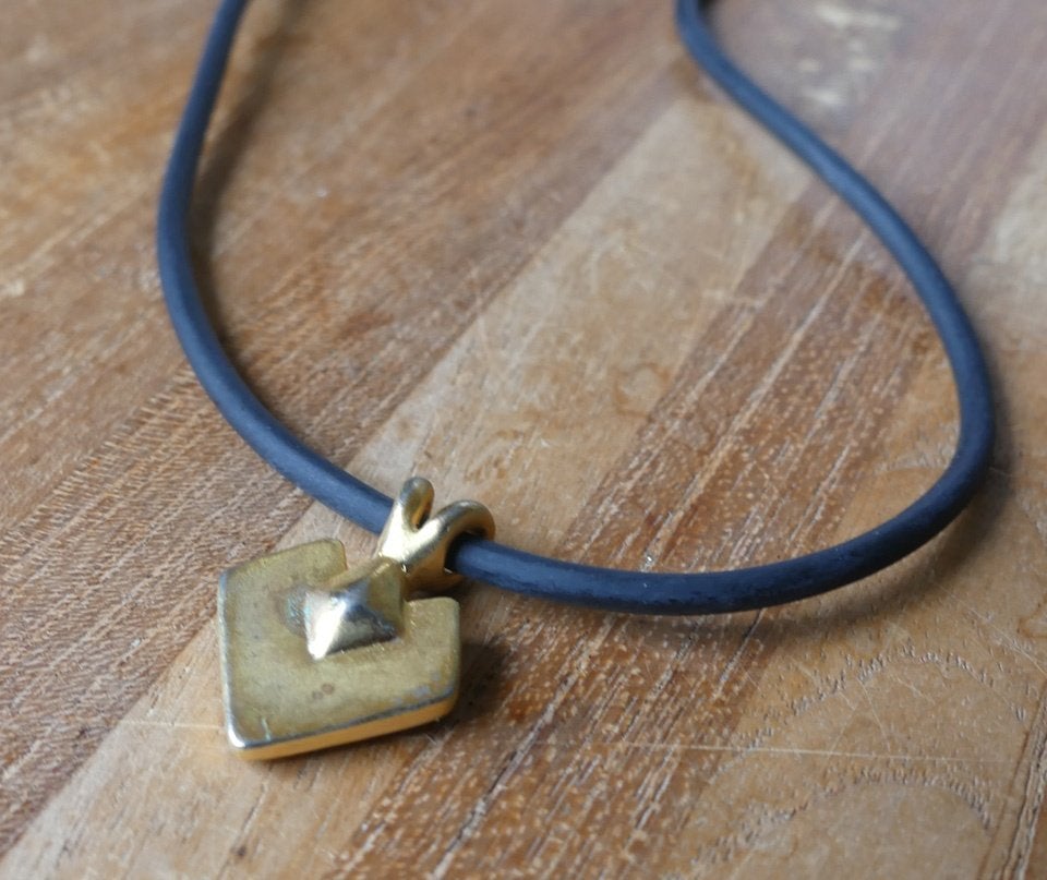 Ketting zwart rubber hangertje goudkleur, Sieraden, Tassen en Uiterlijk, Gebruikt, Ophalen of Verzenden, Goud, Overige materialen