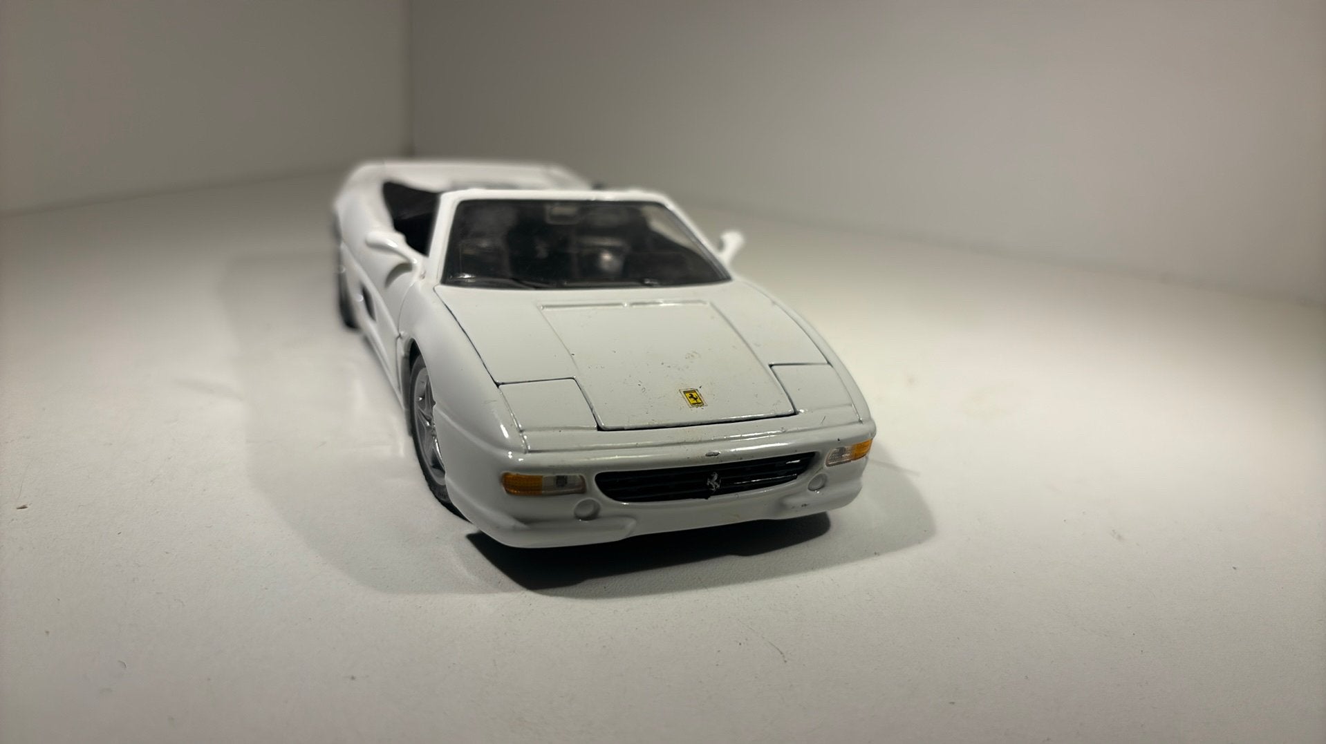 Ferrari 355 spyder wit maisto 1.24, Hobby en Vrije tijd, Modelauto's | 1:24, Maisto, Ophalen of Verzenden, A, A