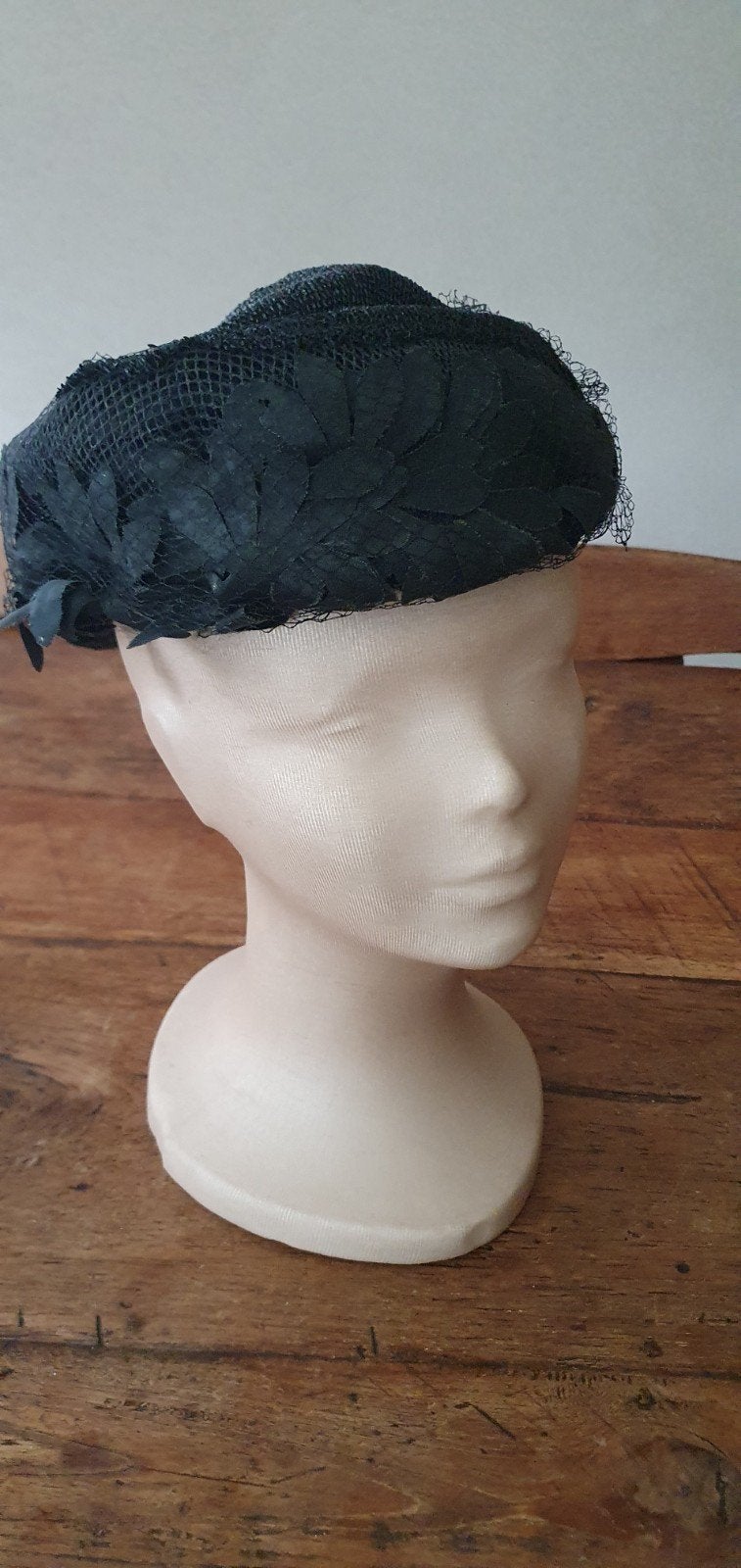 Vintage zwarte cocktailhoed  pilboxhoed bloemen voile, Ophalen of Verzenden, Zo goed als nieuw