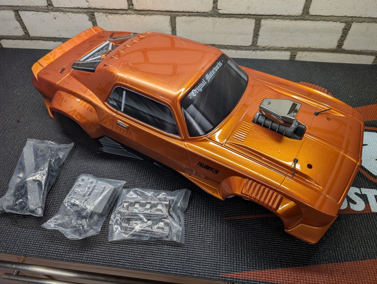 Arrma Felony 6S body goud/oranje - zeer netjes!, Elektro, Ophalen of Verzenden, Zo goed als nieuw, Onderdeel