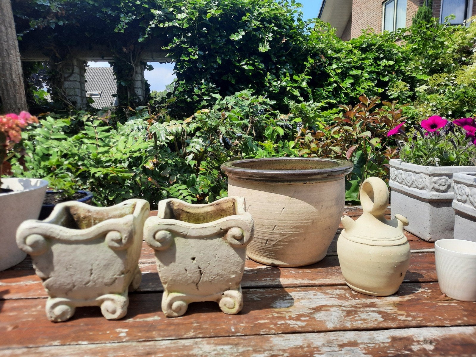 Leuke set 3 licht aardewerk bloempotten + 1 vaasje, Tuin en Terras, Tuinvazen, Ophalen