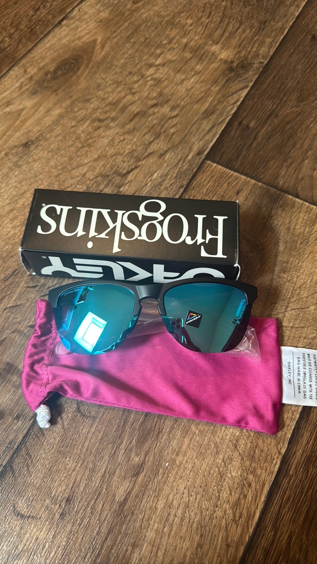 Oakley frogskins lite zonnebril nieuw, Sieraden, Tassen en Uiterlijk, Zonnebrillen en Brillen | Heren, Zonnebril, N, Nieuw, Ophalen of Verzenden