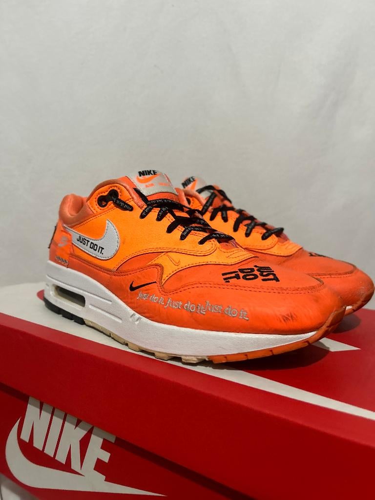 ALS NIEUW! Maat 40,5 - Nike Air Max 1 LX Just Do It Orange, Kleding | Dames, Schoenen, Overige kleuren, Verzenden, Nike, Nike