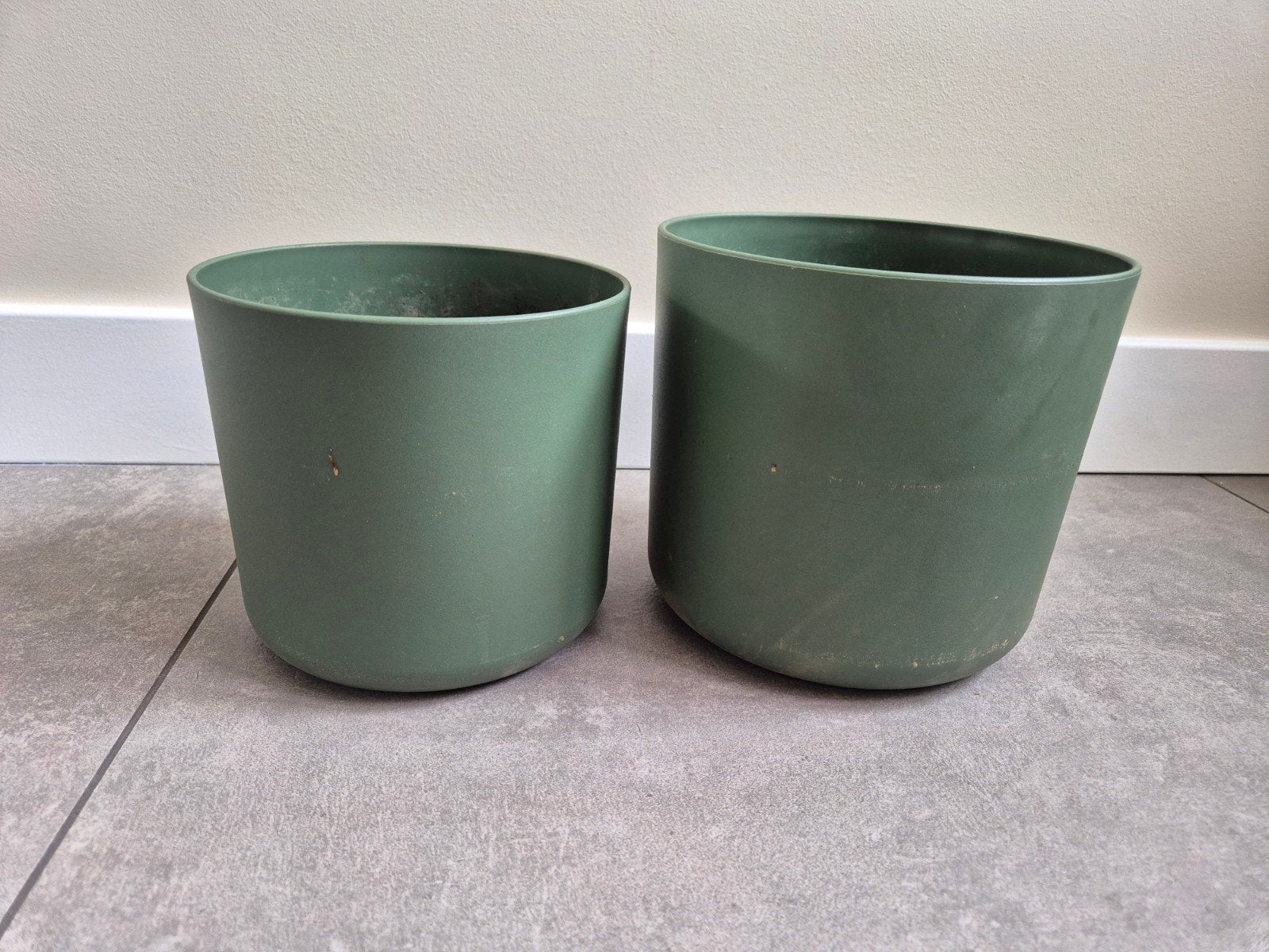 Twee bloempotten van het merk Elho, Ophalen, Kunststof, Rond, Minder dan 40 cm