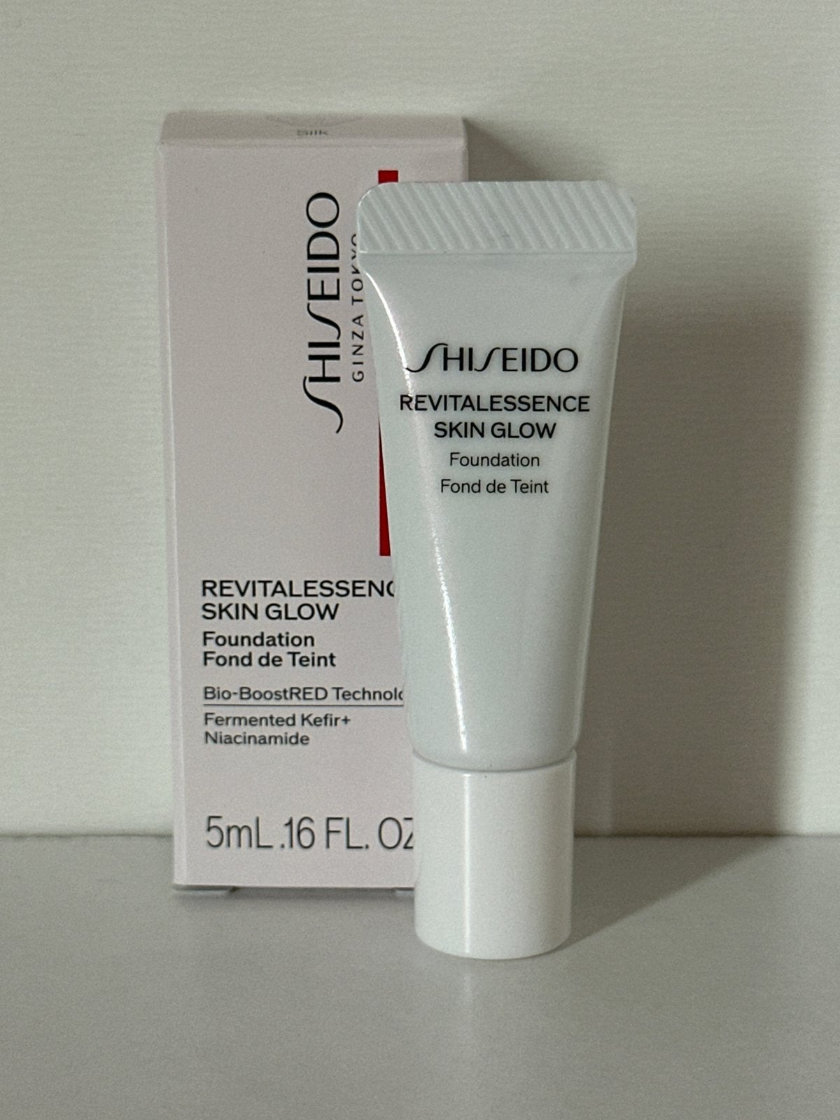 Shiseido Revitalessence Skin Glow Foundation 5 ml #310 Silk#, Ophalen of Verzenden, Nieuw, Gehele gezicht, Make-up