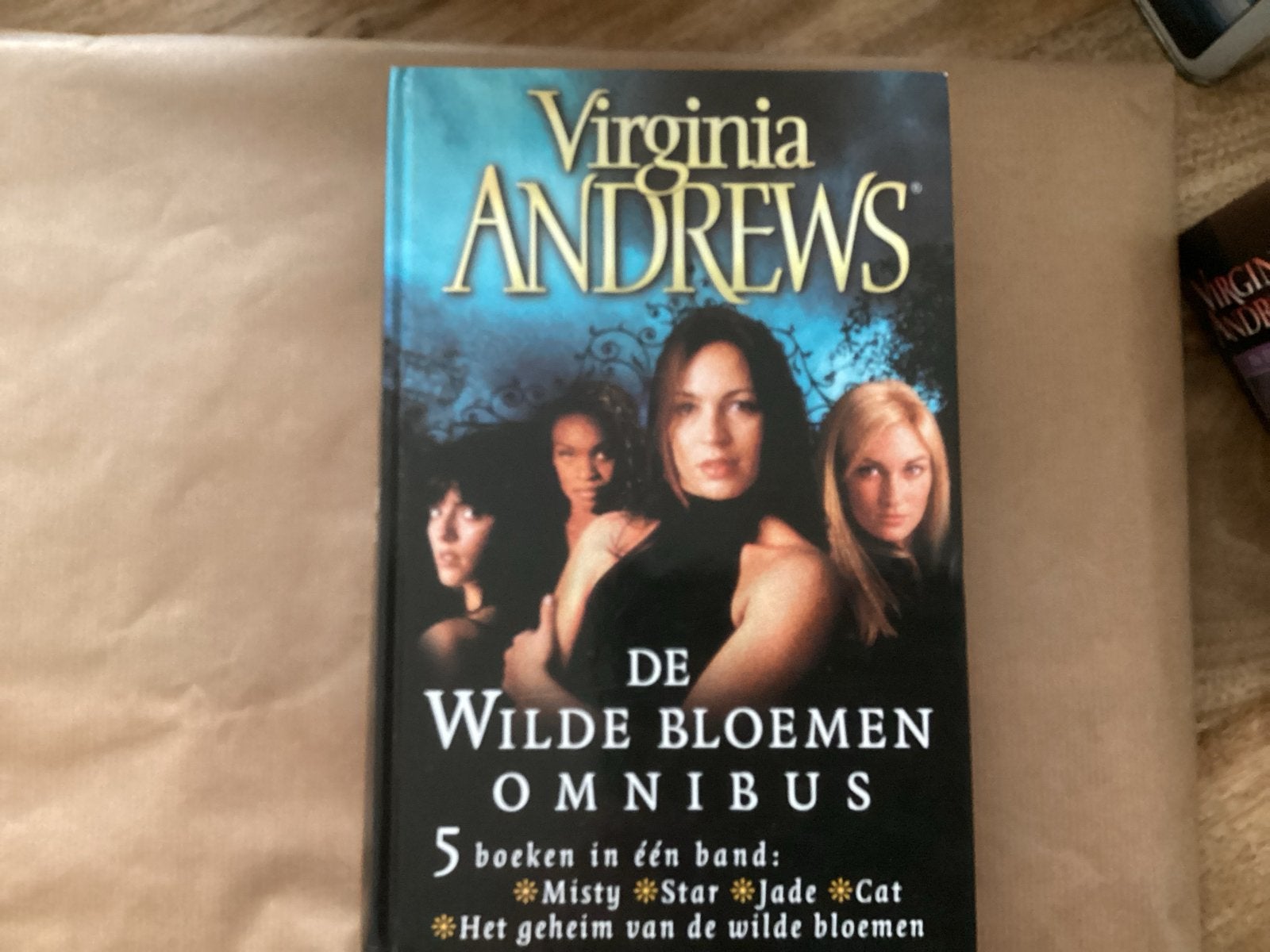 Virginia Andrews - De Wilde Bloemen Omnibus (5 boeken), Boeken, Ophalen of Verzenden, Gelezen, Nederland