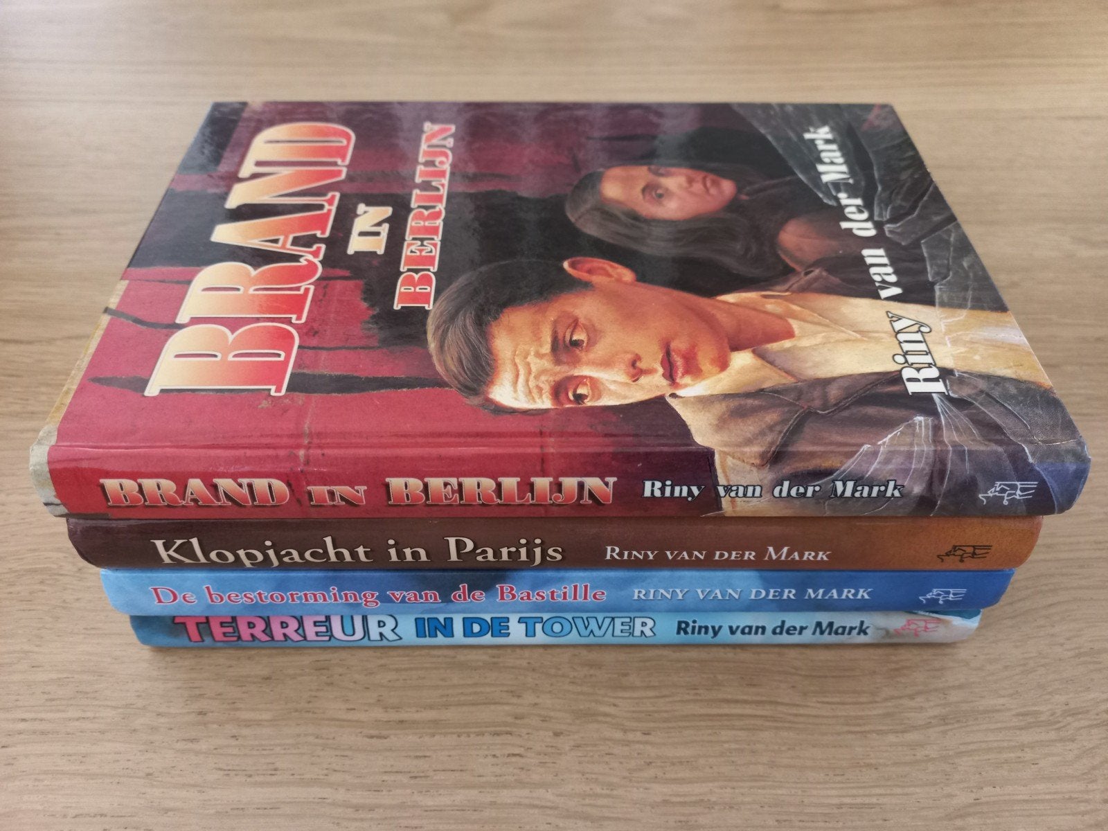 VAKANTIE LEESPAKKET 📚 4x Riny vd Mark, spannend (2e WO) €10, Ophalen of Verzenden, Gelezen