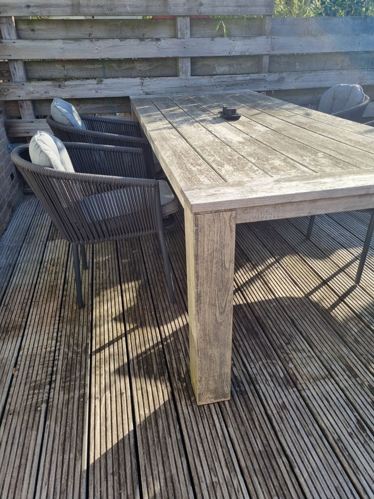 Foto 4 van Rough X houten tuintafel met 4 stoelen en kussens