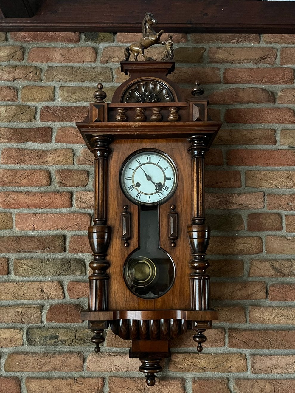 Antieke houten wandklok met slinger en paarddecoratie, Ophalen
