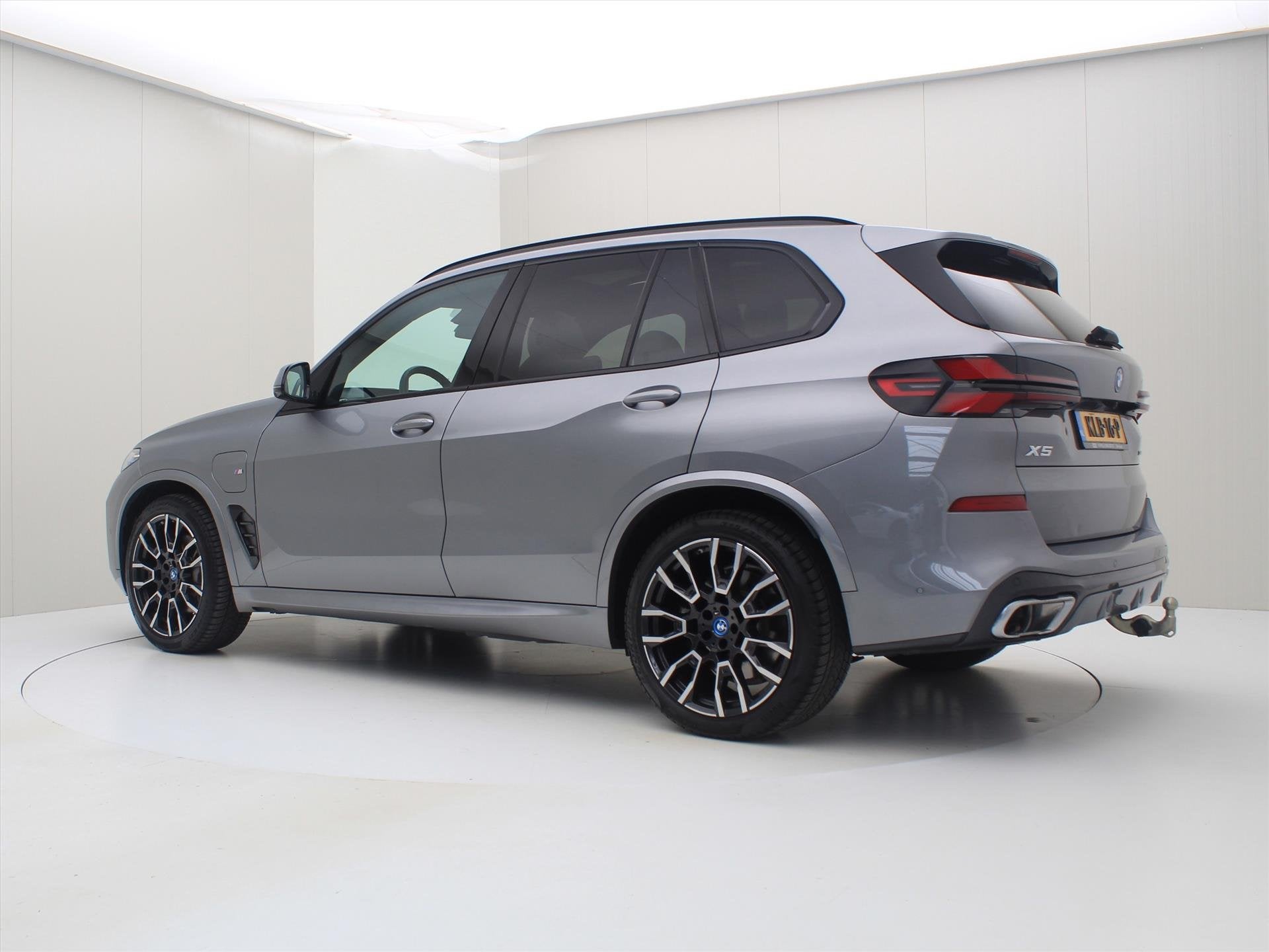 BMW X5 xDrive50e 490pk Automaat M-Sport [ LUCHTVERING+TREKHA, Auto's, Dealer onderhouden, Gebruikt, 2395 kg, Vierwielaandrijving