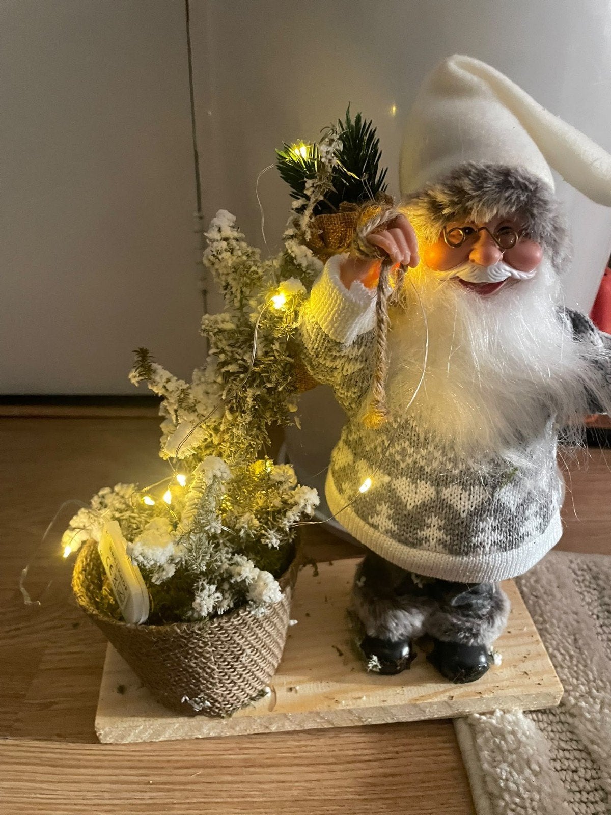 een staand grijs-wit kerstfiguurtje van de Kerstman, Diversen, Ophalen of Verzenden